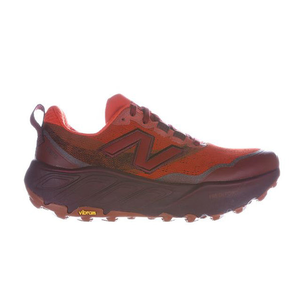 Et sidebillede af New Balance Freshfoam Hierro V9 Dame i Mulled Wine viser den tykke sål, logoet og Vibram-ydersålen - designet til trailløb og perfekt som trailsko-dame.
