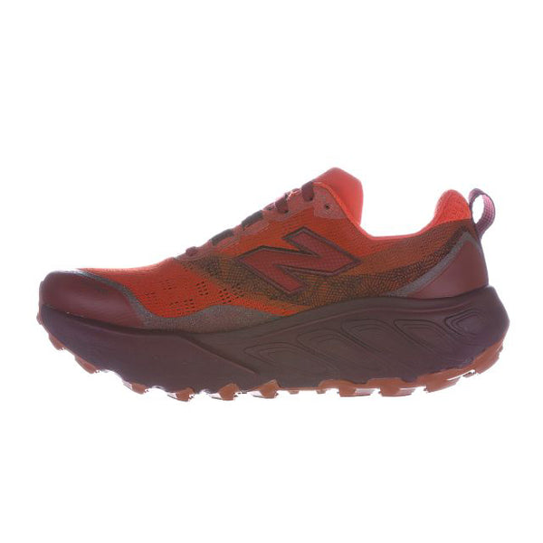 Et sidebillede af New Balance Freshfoam Hierro V9 Dame trailsko i Mulled Wine med en tyk struktureret sål, overdel i mesh og det ikoniske New Balance-logo på siden.