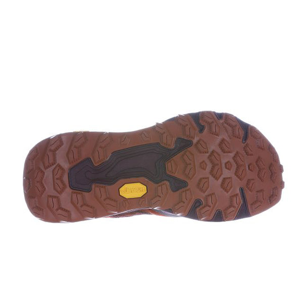 Billedet viser undersiden af en New Balance Freshfoam Hierro V9 Dame trailsko i Mulled Wine med en robust gummiydersål, der giver et godt greb, og et gult Vibram-logo nær midten.