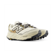 New Balance Freshfoam Hierro V9 Herre i farven Angora har en overdel i beige og hvid med sorte og gule detaljer, sorte snørebånd, Vibram-ydersåler og Fresh Foam X-logo. Vist set forfra.