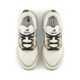 Et par New Balance Freshfoam Hierro V9 Herre Angora-sneakers i hvid og beige med sorte og guldfarvede detaljer, set ovenfra, har mærket på tungen og indersålerne.