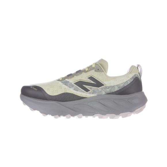 En lysegrå og lysegul New Balance Freshfoam Hierro V9, Herre (Morel) sportssko med en tyk grå sål, overdel i mesh og et markant N-logo på siden vises i profil mod en hvid baggrund.