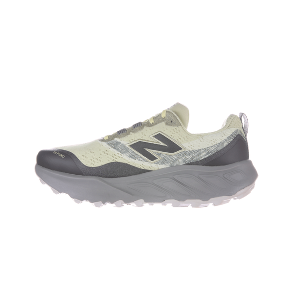 En lysegrå og lysegul New Balance Freshfoam Hierro V9, Herre (Morel) sportssko med en tyk grå sål, overdel i mesh og et markant N-logo på siden vises i profil mod en hvid baggrund.