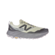 Et billede set fra siden af New Balance Freshfoam Hierro V9 til mænd i farven Morel, med en lysegrøn og grå farvekombination, en Vibram-sål, Fresh Foam X-mellemsål, overdel i mesh og det karakteristiske New Balance N-logo på siden.