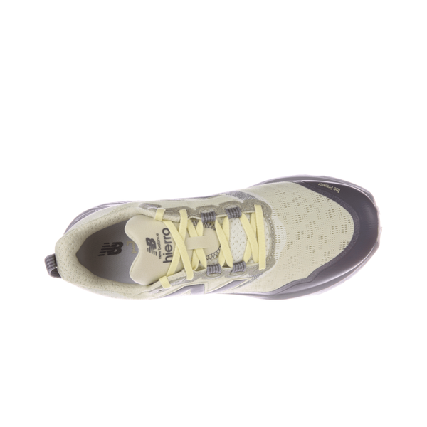 Et billede set ovenfra af New Balance Freshfoam Hierro V9, Herre, Morel-sportsskoen i lysegul og grå med lysegule snørebånd og en mørkegrå sål, fotograferet på en hvid baggrund.