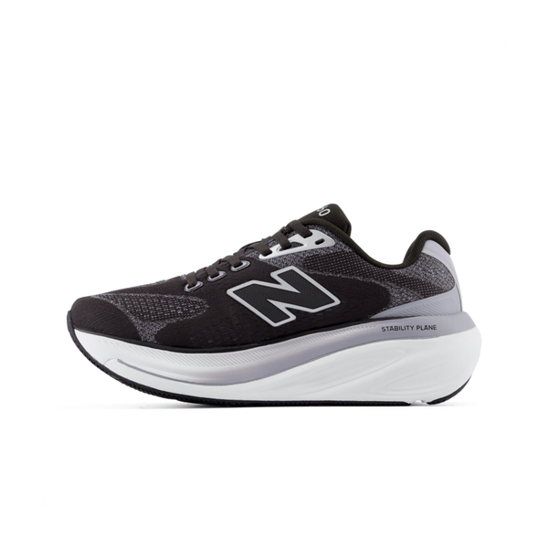 Her præsenterer vi New Balance Freshfoam X 860 V15, Dame, Black Cement – en sort og hvid stabilitetsløbesko med det ikoniske New Balance-logo på siden. Denne sportslige løbesko er designet med en åndbar overdel i mesh og snørelukning og tilbyder optimal komfort og støtte takket være den tykke, hvide, polstrede sål med betegnelsen Stability Plane. Skoen er en del af Fresh Foam X 860 v15-kollektionen til kvinder og vises her på en ensfarvet hvid baggrund.