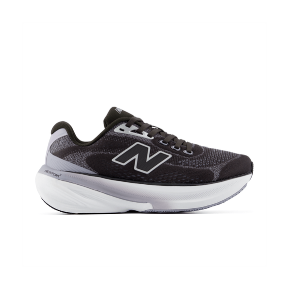 En sort og grå løbesko til kvinder med hvide detaljer, sorte snørebånd og New Balance-logoet på siden ses i profil mod en ensfarvet hvid baggrund. Dette er Freshfoam X 860 V15, Dame, Black Cement fra New Balance, der er udviklet til at give optimal støtte og komfort under dine løbeture.