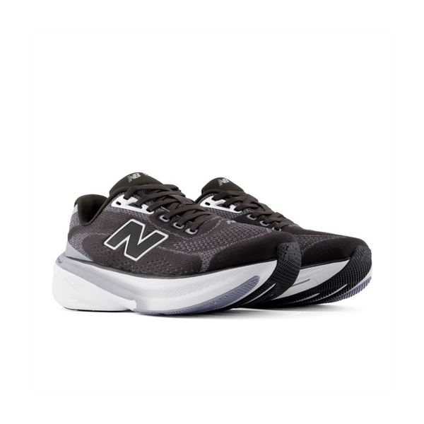 Et par New Balance Freshfoam X 860 V15 damesko i farven Black Cement med hvide mellemsåler og sorte ydersåler, fotograferet på en ensfarvet hvid baggrund. Skoene er forsynet med det karakteristiske N-logo på siderne.