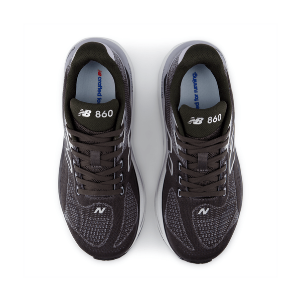 Her ses et par New Balance Freshfoam X 860 V15 stabilitetsløbesko til kvinder i farven Black Cement set ovenfra, med grå mesh-overdel, hvid mellemsål og markante mærkelogoer på tungen og tåpartiet.