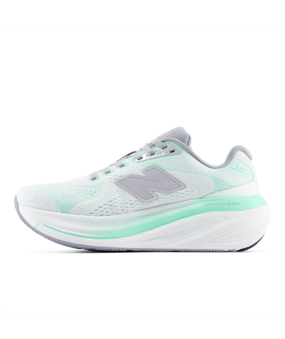 New Balance Freshfoam X 860 V15 Dame i farven Bright Mint er en hvid og lysegrøn stabilitetsløbesko med et gråt N-logo, overdel i mesh og en tyk sål med påskriften »stability plane« – ideel til løbere, der har brug for ekstra støtte.
