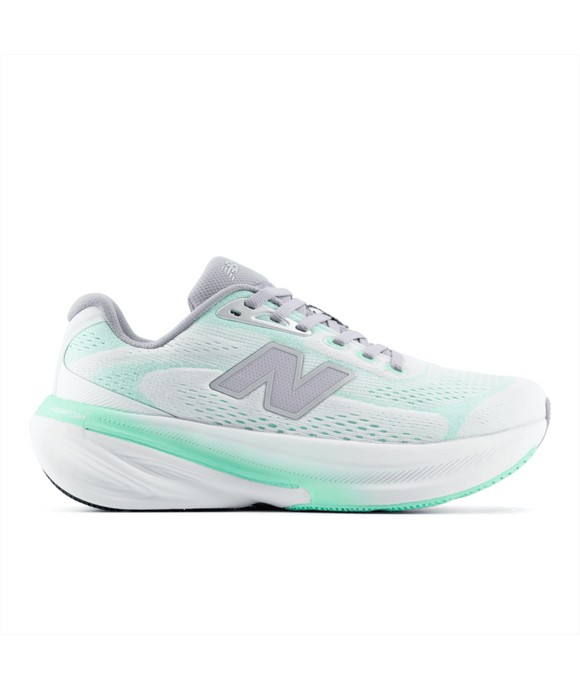 Et billede set fra siden af Bright Mint Freshfoam X 860 V15-løbeskoen til kvinder fra New Balance, med en overdel i mesh, et gråt »N«-logo, grå snørebånd og en mintgrøn mellemsål, der sikrer stabilitet og komfort.