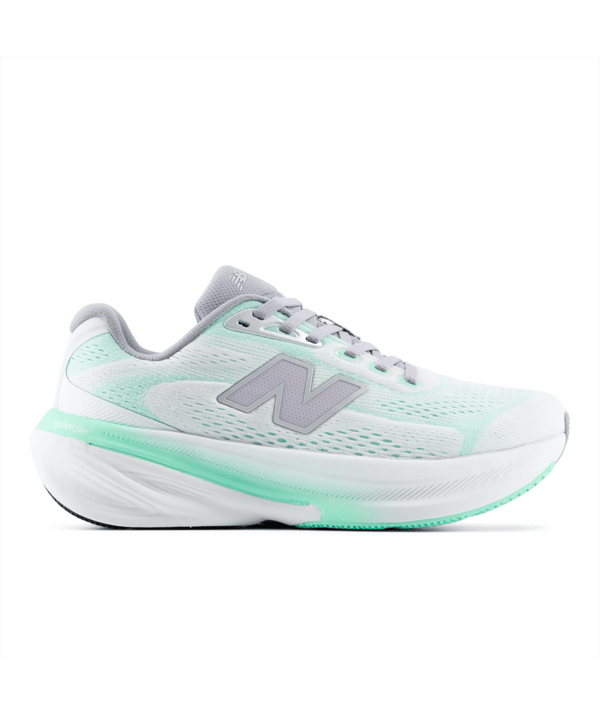 Et billede set fra siden af Bright Mint Freshfoam X 860 V15-løbeskoen til kvinder fra New Balance, med en overdel i mesh, et gråt »N«-logo, grå snørebånd og en mintgrøn mellemsål, der sikrer stabilitet og komfort.