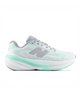 Et billede set fra siden af Bright Mint Freshfoam X 860 V15-løbeskoen til kvinder fra New Balance, med en overdel i mesh, et gråt »N«-logo, grå snørebånd og en mintgrøn mellemsål, der sikrer stabilitet og komfort.