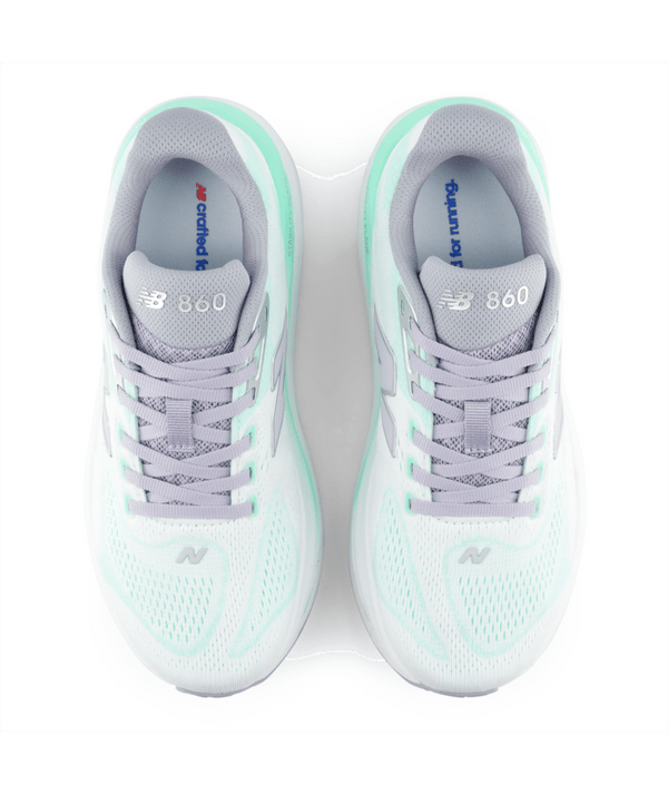 Et par New Balance Freshfoam X 860 V15 løbesko til kvinder i farven Bright Mint ses set ovenfra på en hvid baggrund. Begge sko har hvide snørebånd, grå inderside og synligt mærke på indersålerne.