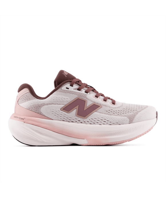Et par New Balance Freshfoam X 860 V15 Dame i farven Pink Salt med overdel i mesh, rødbrune snørebånd og et rødbrunt N-logo, set fra venstre mod en hvid baggrund.