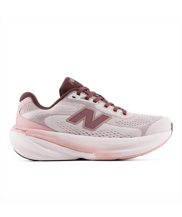 Et par New Balance Freshfoam X 860 V15 Dame i farven Pink Salt med overdel i mesh, rødbrune snørebånd og et rødbrunt N-logo, set fra venstre mod en hvid baggrund.