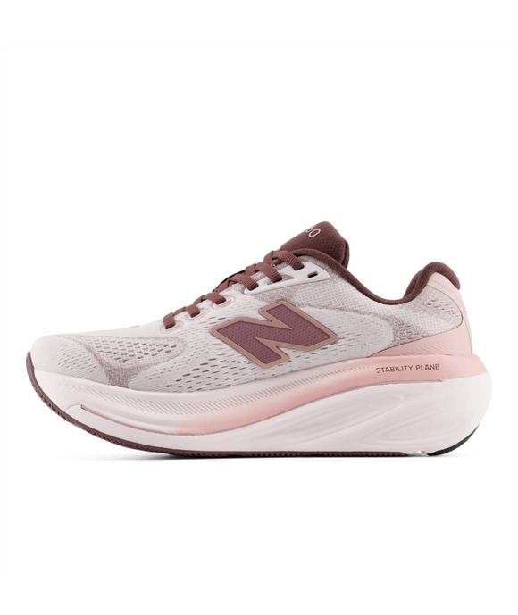 Et sidebillede af New Balance Freshfoam X 860 V15 Dame i farven Pink Salt med rødbrune detaljer, en overdel i mesh og teksten »STABILITY PLANE« på mellemsålen, fotograferet på en ensfarvet hvid baggrund.