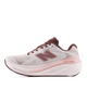 Et sidebillede af New Balance Freshfoam X 860 V15 Dame i farven Pink Salt med rødbrune detaljer, en overdel i mesh og teksten »STABILITY PLANE« på mellemsålen, fotograferet på en ensfarvet hvid baggrund.