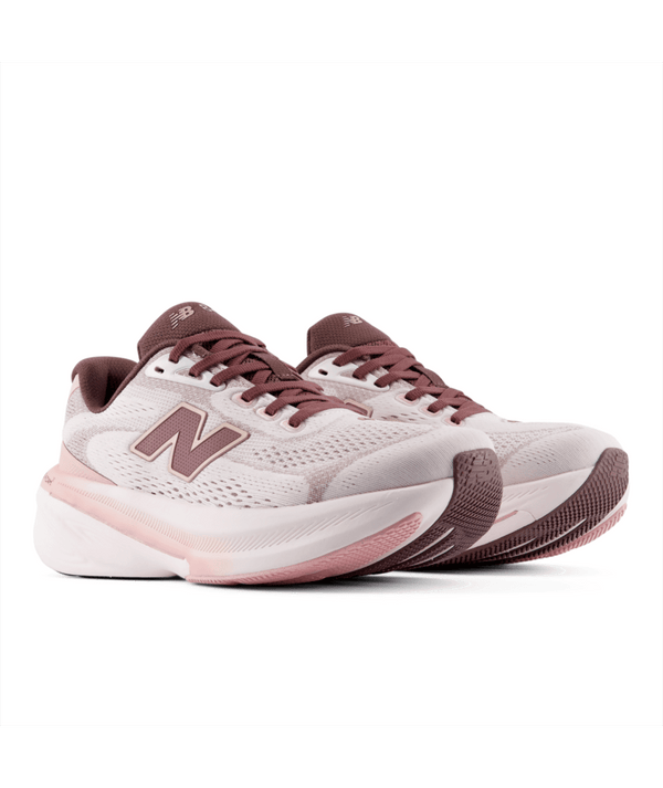 Et par New Balance Freshfoam X 860 V15 damesko i farven Pink Salt med overdel i mesh, de karakteristiske N-logoer, stødabsorberende såler og matchende snørebånd er placeret side om side på en hvid baggrund.
