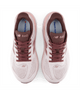 Et par New Balance Freshfoam X 860 V15 Dame i farven Pink Salt med rødbrune snørebånd, logo og detaljer, set ovenfra på en hvid baggrund.