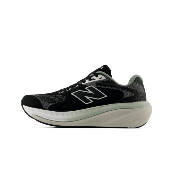 En sort-hvid sportssko med åndbart mesh-materiale, et markant N-logo på siden, snørelukning og en tyk hvid og lysegrøn sål vises på en hvid baggrund. New Balance Freshfoam X 860 V15 til mænd er udstyret med den innovative Fresh Foam X-støddæmpning, der giver ekstra komfort og støtte, hvilket gør den til en ideel stabil løbesko for løbere, der søger både stil og ydeevne.