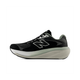 En sort-hvid sportssko med åndbart mesh-materiale, et markant N-logo på siden, snørelukning og en tyk hvid og lysegrøn sål vises på en hvid baggrund. New Balance Freshfoam X 860 V15 til mænd er udstyret med den innovative Fresh Foam X-støddæmpning, der giver ekstra komfort og støtte, hvilket gør den til en ideel stabil løbesko for løbere, der søger både stil og ydeevne.