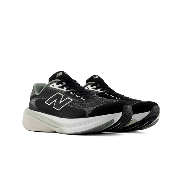 Et par New Balance Freshfoam X 860 V15 herreløbesko i sort med tykke hvide Fresh Foam X-såler, åndbar mesh-overdel og det karakteristiske N-logo på siderne – vist på hvid baggrund og ideelle som stabilitetsløbesko, der giver pålidelig støtte.