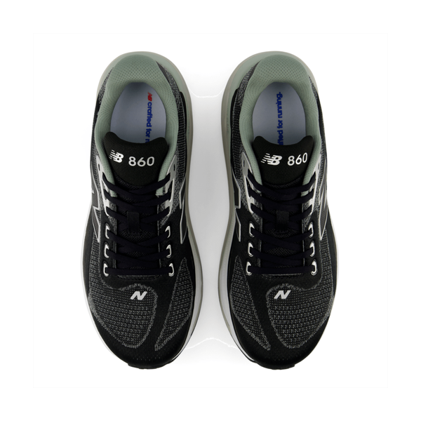 Et par sorte New Balance Freshfoam X 860 V15 løbesko til mænd set ovenfra, hvor man kan se snørebåndene, New Balance-logoet og indlægssålerne med blå New Balance-tekst.