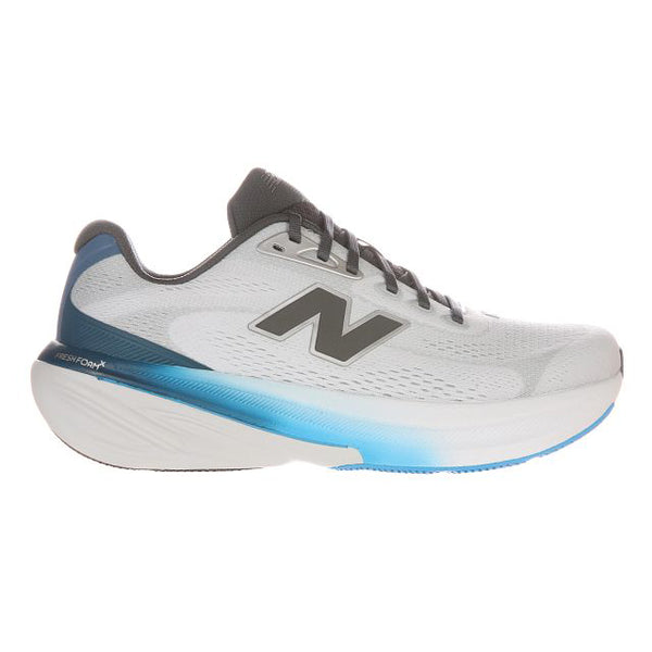 New Balance Freshfoam X 860 V15 Herre i Quartz Grey har et hvidt og lysegråt design, fedt sort N-logo, sorte snørebånd, blå gradueret mellemsål, Freshfoam X 860 V15-hæltekst og en buet hvid sål til stabile, komfortable løb.