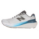 Et sidebillede af New Balance Freshfoam X 860 V15 Herre i Quartz Grey med et sort N-logo, blå mellemsål og "Stability Plane" nær hælen for ekstra stabilitet.