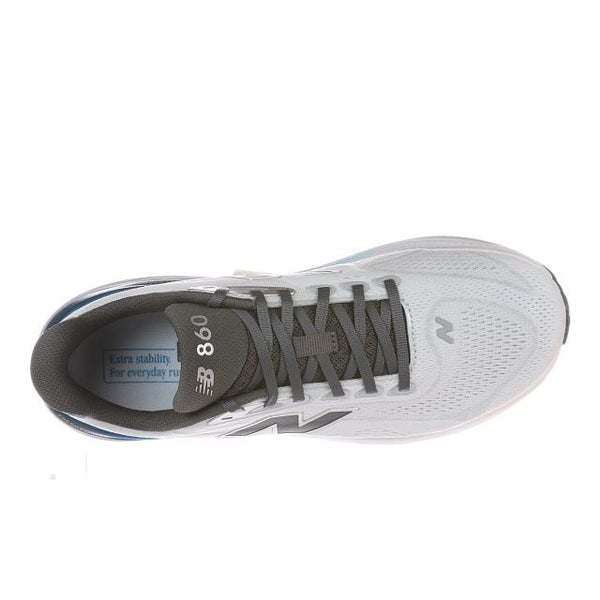 Når man ser New Balance Freshfoam X 860 V15, Herre, Quartz Grey oppefra, kan man se den indvendige label med "Extra stabilitet", som fremhæver dens støtte til hverdagens løb.