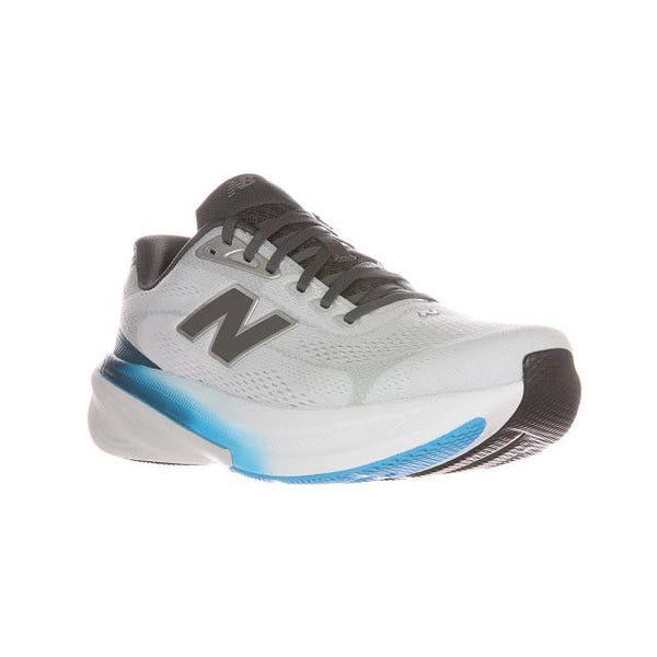 En hvid og kvartsgrå New Balance løbesko til herrer med en sort og blå sål, mørkegrå snørebånd og et stort N-logo, fotograferet på hvid. Oplev stabilitet med Freshfoam X 860 V15.