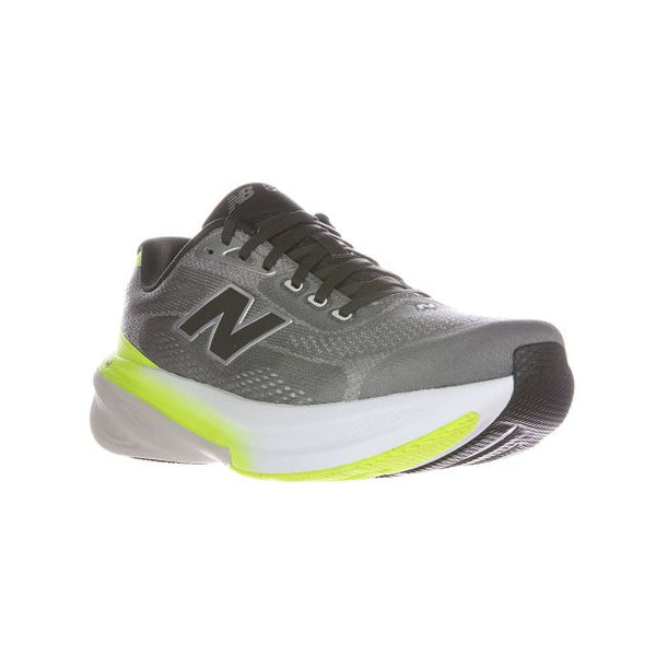New Balance Freshfoam X 860 V15 Herre løbesko i skifergrå og sort har en hvid og neongul sål, ekstra stabilitet med FreshFoam X og det ikoniske logo på siden, der vises mod en almindelig hvid baggrund.