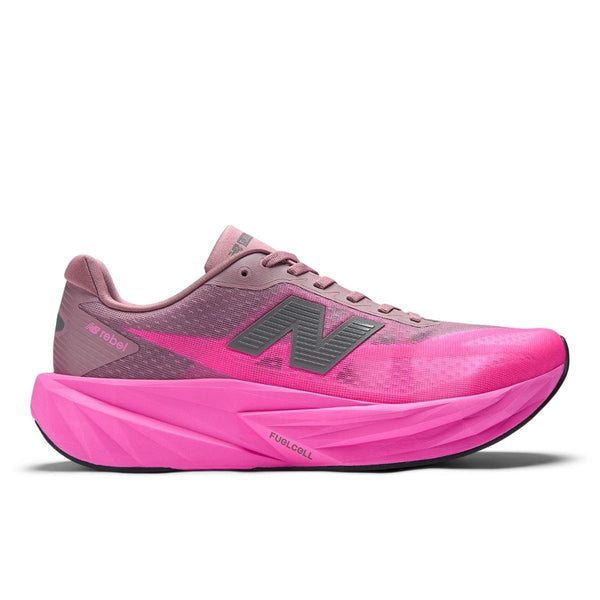 New Balance FuelCell Rebel v5, Herre, Pink Heat/Rosewood har en tyk, skulpturel sål, sorte detaljer, fedt mørkt N-logo, overdel i mesh og FuelCell-mellemsålsbranding - ideel til tempotræning.