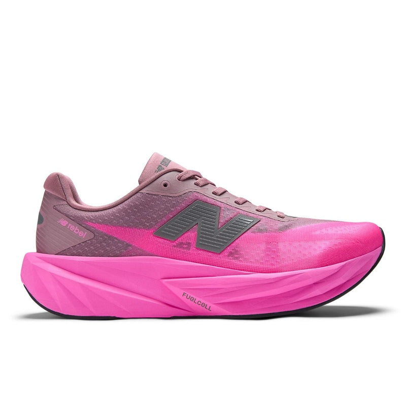 New Balance FuelCell Rebel v5, Herre, Pink Heat/Rosewood har en tyk, skulpturel sål, sorte detaljer, fedt mørkt N-logo, overdel i mesh og FuelCell-mellemsålsbranding - ideel til tempotræning.