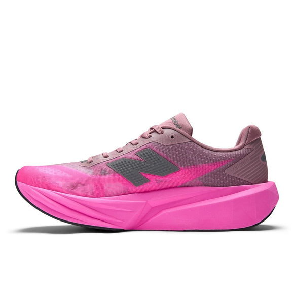 New Balance FuelCell Rebel v5, Herre, Pink Heat/Rosewood har et mørkegråt N-logo, en tyk lyserød sål og en mesh-lignende overdel - ideel til tempotræning - vist fra siden på en hvid baggrund.