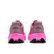 Et par New Balance FuelCell Rebel v5 herre sko i Pink Heat/Rosewood vises bagfra med brandlogo på hælen og sorterer ydersål-perfekte til tempotræning og løb.