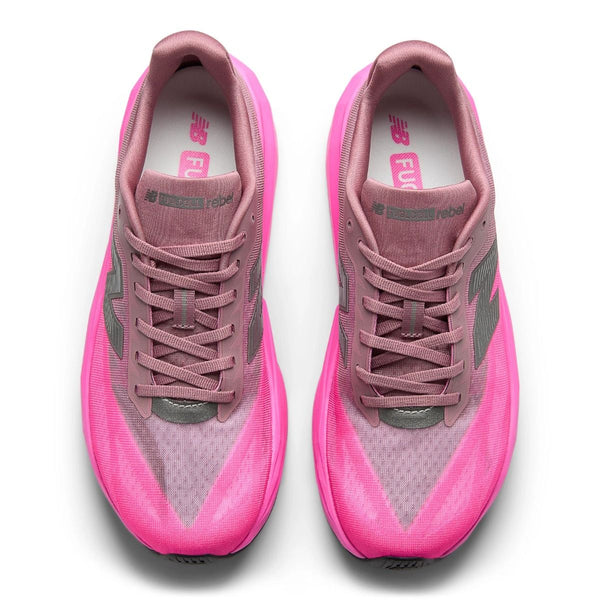 Et par New Balance FuelCell Rebel v5 herre løbesko i Pink Heat/Rosewood med mesh-overdel, snørebånd og sølvfarvede N-logoer. Pink brandede indlægssåler. Perfekt til tempotræning.