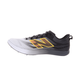 New Balance Fuelcell Flite-D Spike med lav profil, unisex, sort løbesko med et farveforløb fra hvid til sort og et mønstret logo i gul og brun på siden.