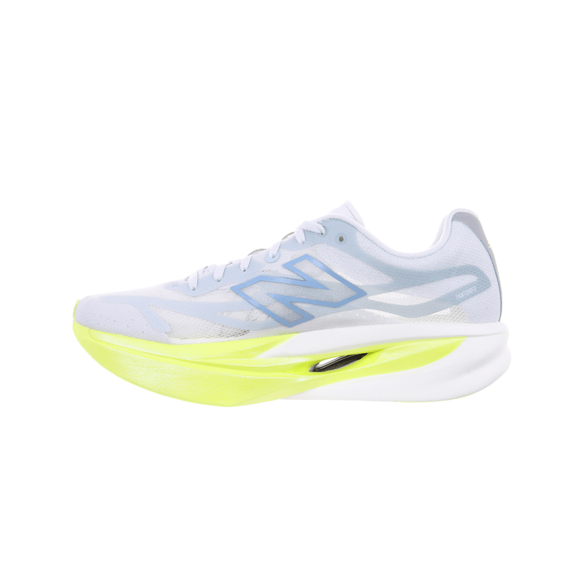 Et billede set fra siden af New Balance FuelCell SuperComp Elite V6 Dame i farvekombinationen »Fresh Air« viser en hvid og lysegrå sportssko med en gul og hvid sål. Denne lette løbesko, der er prydet med et stiliseret N-logo på siden, er designet som en ideel konkurrencesko og er udstyret med en responsiv kulstofplade, der sikrer forbedret ydeevne.