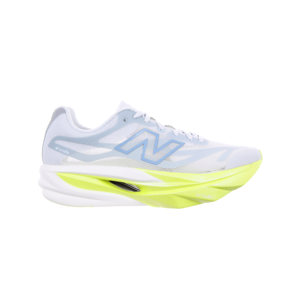 New Balance FuelCell SuperComp Elite V6, Dame, Fresh Air er en hvid løbesko med lyseblå detaljer og et markant N-logo. Skoen har en tyk, neongul sål, der fremhæves af en sort udskæring ved midtfoden. Denne model er udviklet som en ægte konkurrencesko og er udstyret med en avanceret carbonplade, der øger fremdriften og sikrer ydeevne i topklasse på løbsdagen.