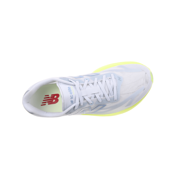 En hvid løbesko til kvinder, Fuelcell Supercomp Elite V6 fra New Balance, i farvekombinationen »Fresh Air«, med lyseblå detaljer, et rødt New Balance-logo på indersålen og en gul sål med en avanceret kulstofplade – vist set ovenfra på en hvid baggrund.