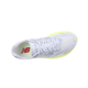En hvid løbesko til kvinder, Fuelcell Supercomp Elite V6 fra New Balance, i farvekombinationen »Fresh Air«, med lyseblå detaljer, et rødt New Balance-logo på indersålen og en gul sål med en avanceret kulstofplade – vist set ovenfra på en hvid baggrund.