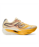 En satsuma-orange New Balance-løbesko, Fuelcell Supercomp Elite V6 Dame, der er udviklet i samarbejde med NYC Marathon, ses her set fra siden – med en tyk, stødabsorberende sål, overdel i mesh og et markant N-logo på siden – perfekt som en konkurrencesko til kvinder, inspireret af FuelCell SuperComp Elite-serien.