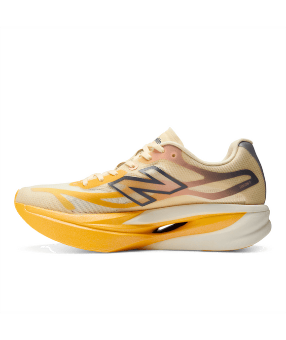 Et sidebillede af New Balance Fuelcell Supercomp Elite V6-løbeskoen til kvinder i farvekombinationen Satsuma Orange x NYC Marathon, der byder på et moderne og strømlinet design med en gul og cremefarvet overdel, et markant N-logo, en tyk, buet sål med CarbonPlade-teknologi samt markante orange detaljer på både sålen og overdelen. Denne konkurrencesko til kvinder er et fremragende valg for præstationsorienterede løbere.
