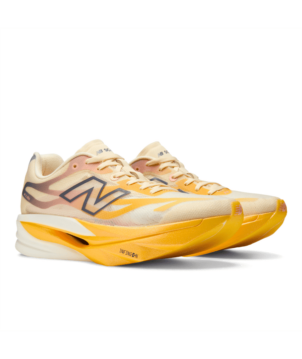 Et par New Balance Fuelcell Supercomp Elite V6 løbesko til kvinder i den livlige farve Satsuma Orange, designet til at fejre NYC Marathon. Med et markant farveovergangsdesign, fremtrædende N-logoer på siderne og en tyk, formet sål med en integreret kulstofplade, der sikrer optimal præstation under løbet. Den åndbare overdel i mesh sikrer komfort, mens begge sko er vinklet mod højre – hvilket gør denne model til det ideelle valg som din næste konkurrencesko.