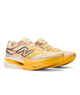 Et par New Balance Fuelcell Supercomp Elite V6 løbesko til kvinder i den livlige farve Satsuma Orange, designet til at fejre NYC Marathon. Med et markant farveovergangsdesign, fremtrædende N-logoer på siderne og en tyk, formet sål med en integreret kulstofplade, der sikrer optimal præstation under løbet. Den åndbare overdel i mesh sikrer komfort, mens begge sko er vinklet mod højre – hvilket gør denne model til det ideelle valg som din næste konkurrencesko.