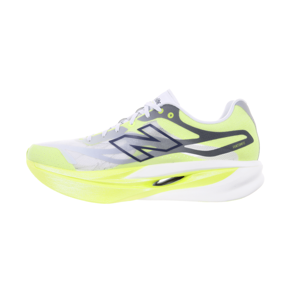 Et billede set fra siden af New Balance FuelCell Supercomp Elite V6 Herre, Fresh Air-løbeskoen fremhæver den hvide og neongule sål, den åndbare overdel i hvidt mesh, de iøjnefaldende sorte og gule detaljer samt det karakteristiske N-logo på siden. Denne konkurrencesko har et letvægtsdesign med en integreret kulfiberplade, der sikrer forbedret atletisk ydeevne.