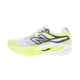 Et billede set fra siden af New Balance FuelCell Supercomp Elite V6 Herre, Fresh Air-løbeskoen fremhæver den hvide og neongule sål, den åndbare overdel i hvidt mesh, de iøjnefaldende sorte og gule detaljer samt det karakteristiske N-logo på siden. Denne konkurrencesko har et letvægtsdesign med en integreret kulfiberplade, der sikrer forbedret atletisk ydeevne.