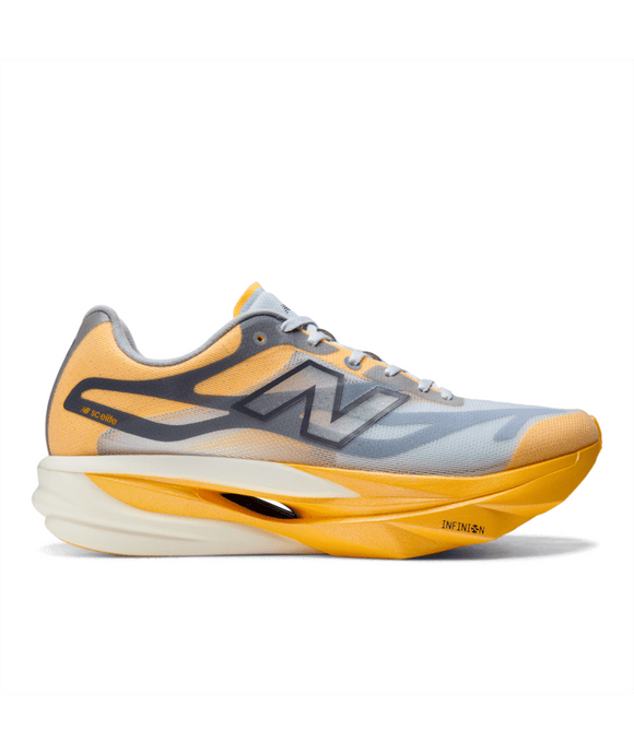 En satsuma-orange og grå løbesko med en tyk, buet hvid og orange sål, med New Balance-logoet og overdel i mesh. Denne Fuelcell Supercomp Elite V6 (Herre), der er designet til NYC Marathon, er en højtydende konkurrencesko til løbere, vist set fra siden på en ensfarvet hvid baggrund.